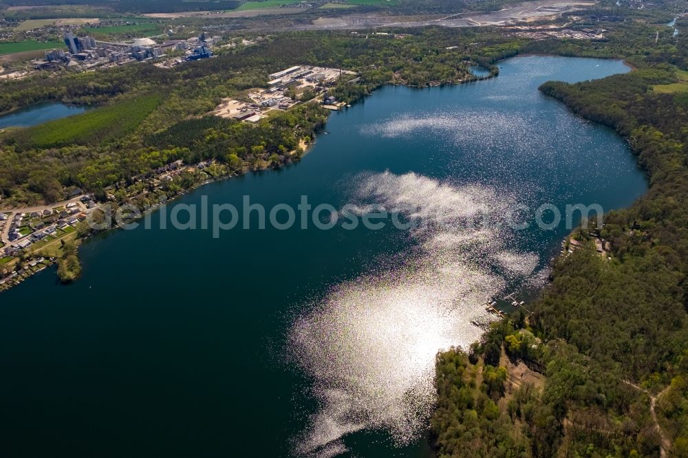 Hennickendorf from the bird's eye view: Riparian areas on the lake area of Stienitzsee in Hennickendorf in the state Brandenburg, Germany