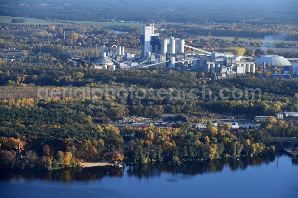 Aerial image Rüdersdorf - Riparian areas on the lake area of Stienitzsee Industrie- Anlagen des Zementwerk Ruedersdorf im Bundesland Brandenburg in Ruedersdorf bei Berlin in the state Brandenburg