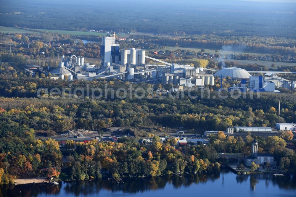 Aerial photograph Rüdersdorf - Riparian areas on the lake area of Stienitzsee Industrie- Anlagen des Zementwerk Ruedersdorf im Bundesland Brandenburg in Ruedersdorf bei Berlin in the state Brandenburg