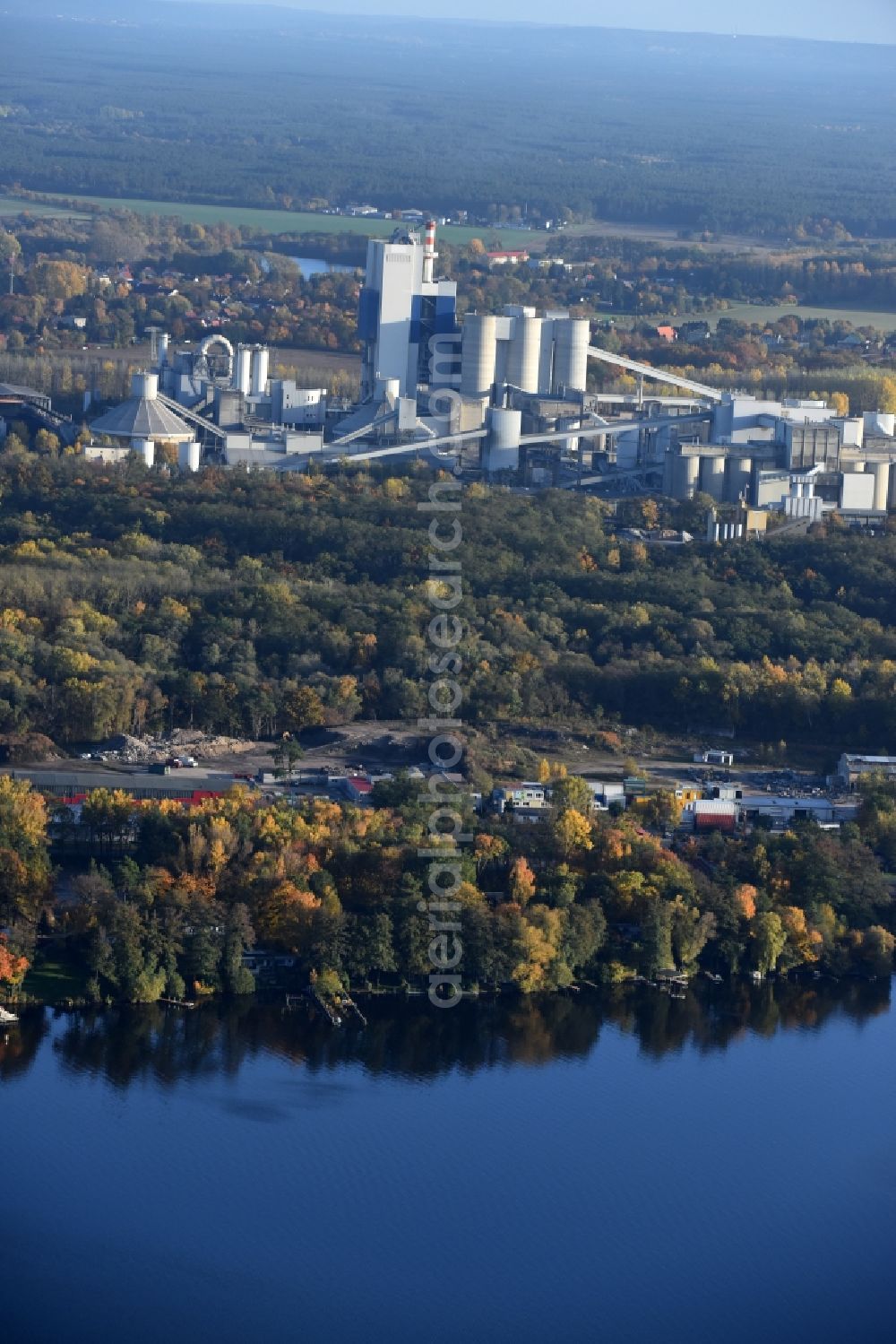 Rüdersdorf from above - Riparian areas on the lake area of Stienitzsee Industrie- Anlagen des Zementwerk Ruedersdorf im Bundesland Brandenburg in Ruedersdorf bei Berlin in the state Brandenburg