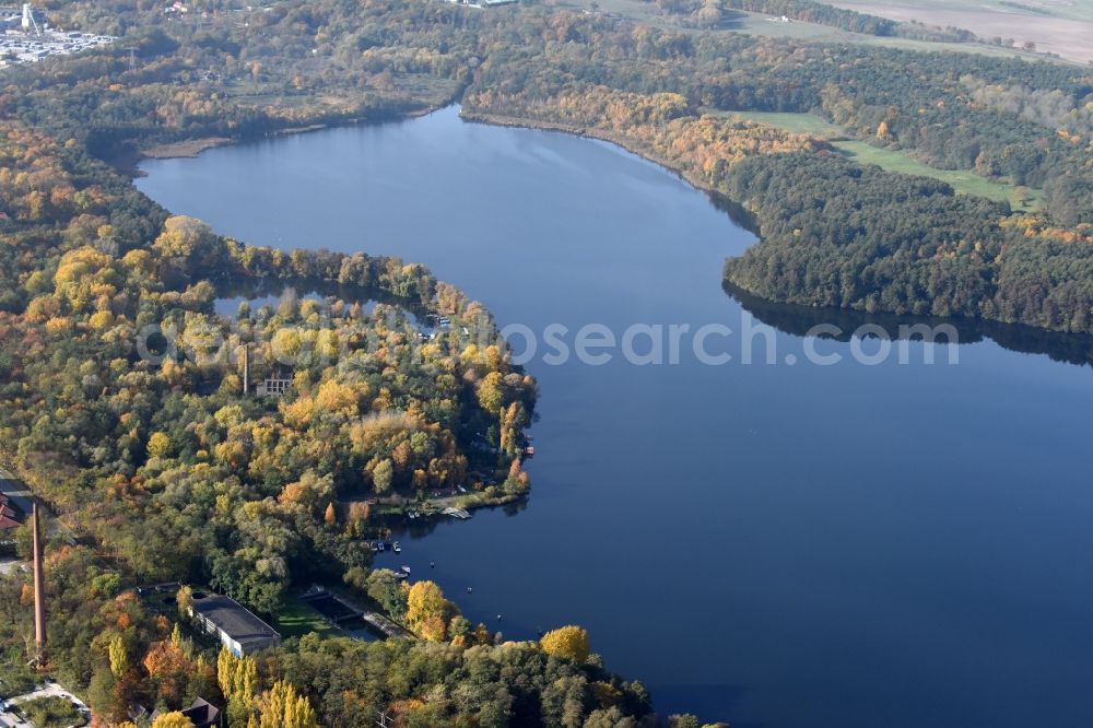 Rüdersdorf from above - Riparian areas on the lake area of Stienitzsee in Ruedersdorf in the state Brandenburg