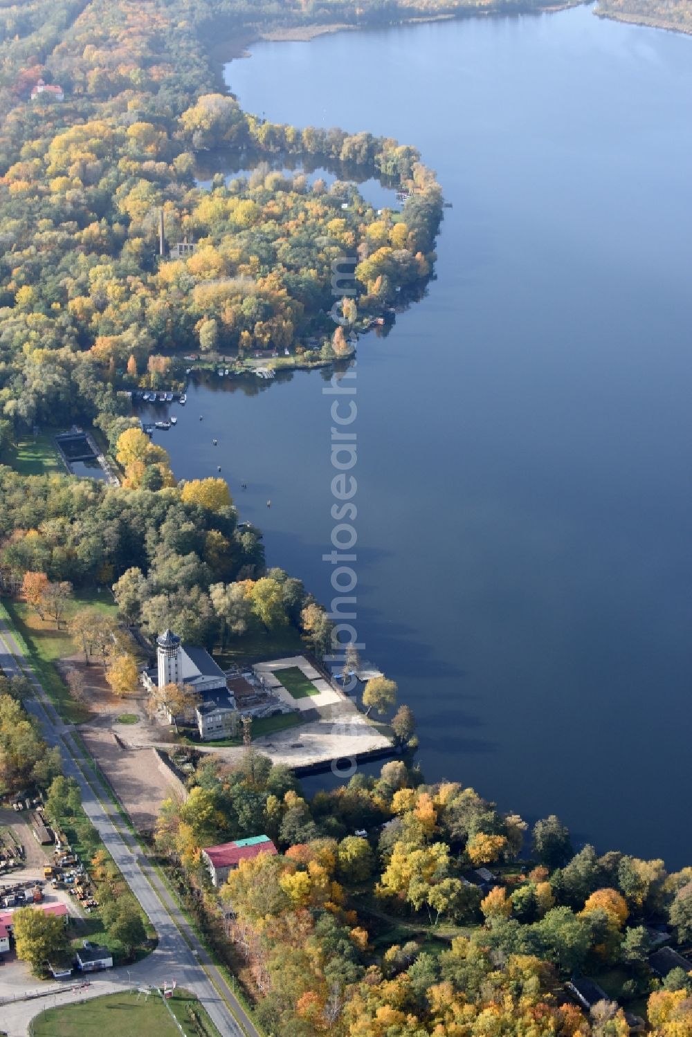 Rüdersdorf from the bird's eye view: Riparian areas on the lake area of Stienitzsee in Ruedersdorf in the state Brandenburg