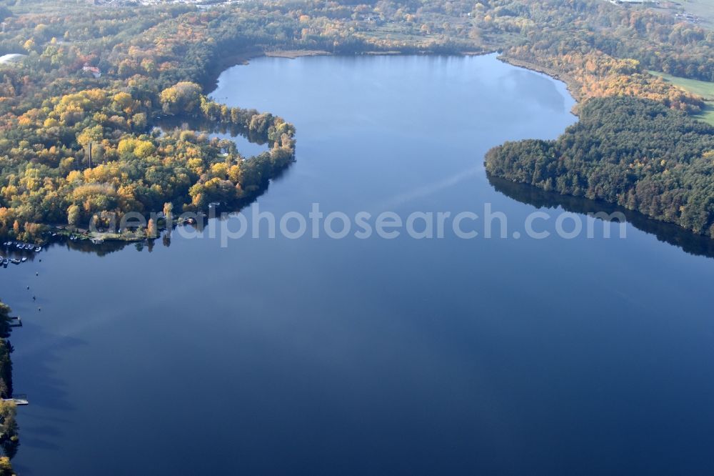 Aerial photograph Rüdersdorf - Riparian areas on the lake area of Stienitzsee in Ruedersdorf in the state Brandenburg