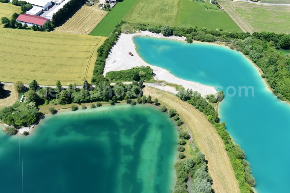 Aerial photograph Geiselbullach - Riparian areas on the lake area of Stuerzer Weiher in Geiselbullach in the state Bavaria, Germany