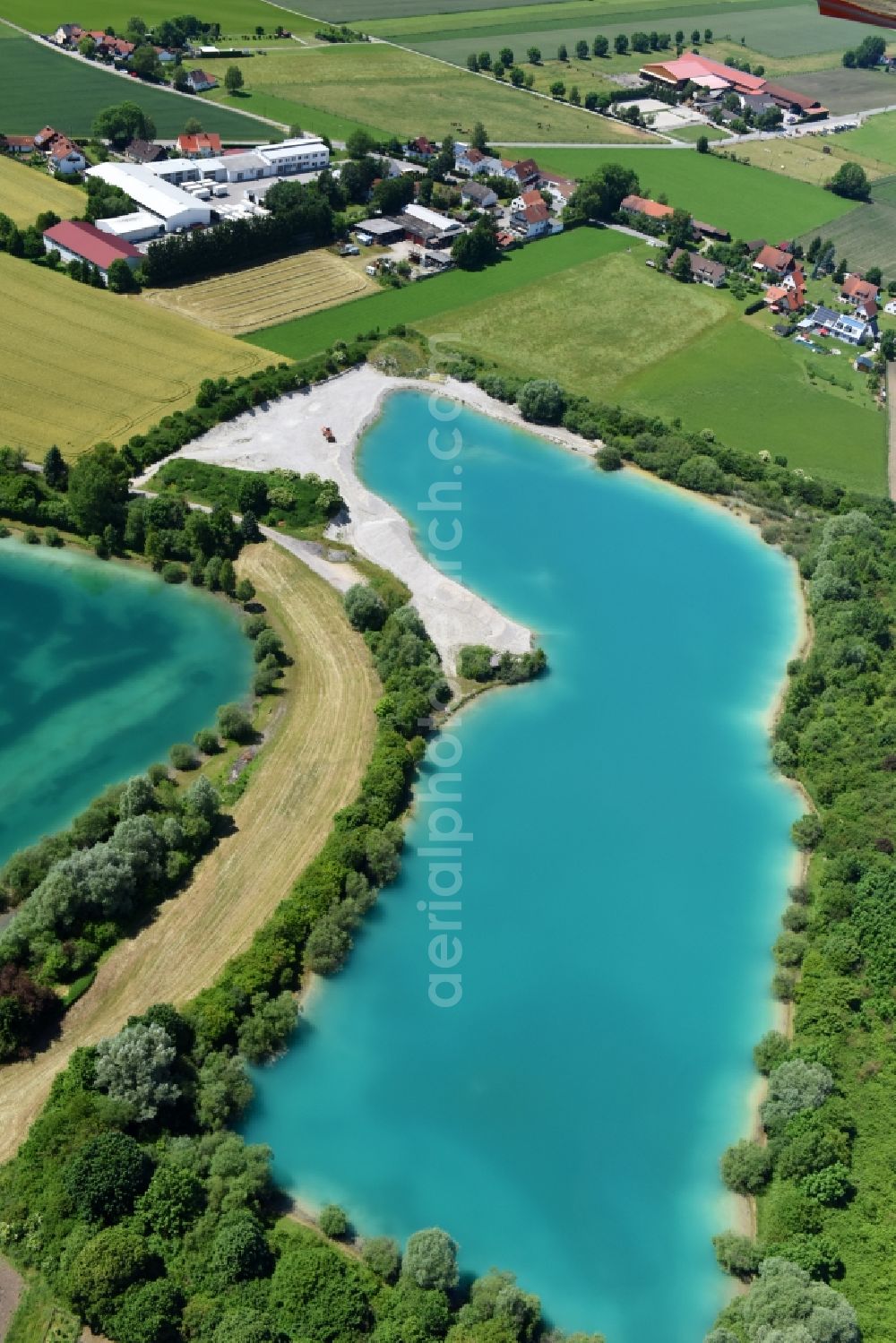 Geiselbullach from the bird's eye view: Riparian areas on the lake area of Stuerzer Weiher in Geiselbullach in the state Bavaria, Germany