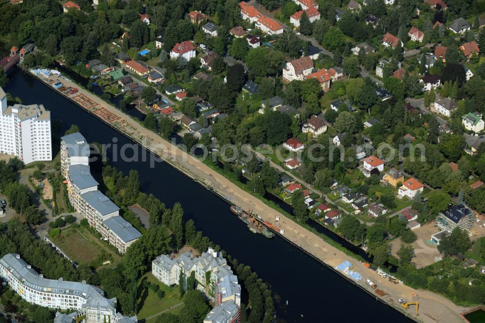 Berlin from the bird's eye view: Riparian areas on the lake area of the Tegeler See with attached housing area at the Tegeler Hafen in Berlin in Germany