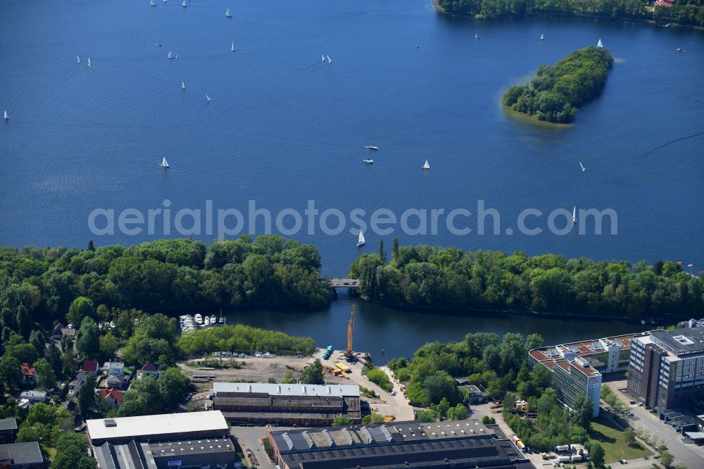 Aerial image Berlin - Riparian areas on the lake area of Tegeler See between Borsigdamm and Borsighafen in the district Reinickendorf in Berlin, Germany