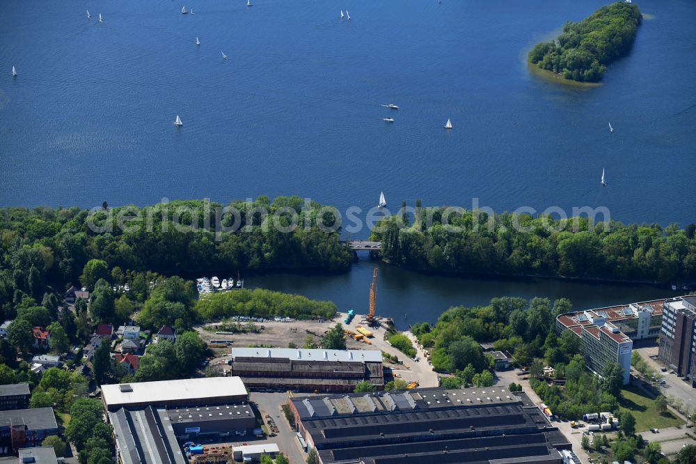 Berlin from the bird's eye view: Riparian areas on the lake area of Tegeler See between Borsigdamm and Borsighafen in the district Reinickendorf in Berlin, Germany