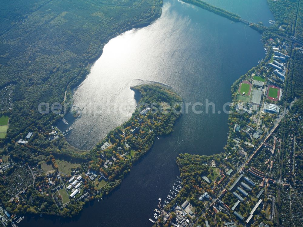 Potsdam from the bird's eye view: Riparian areas on the lake area of Templiner See in Potsdam in the state Brandenburg