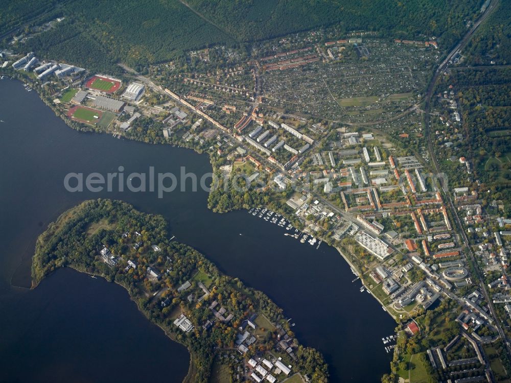 Potsdam from the bird's eye view: Riparian areas on the lake area of Templiner See in Potsdam in the state Brandenburg