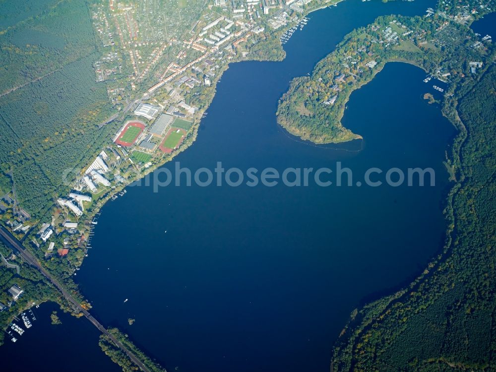 Potsdam from the bird's eye view: Riparian areas on the lake area of Templiner See in Schwielowsee in the state Brandenburg. Also shown the public bathing beach Templin