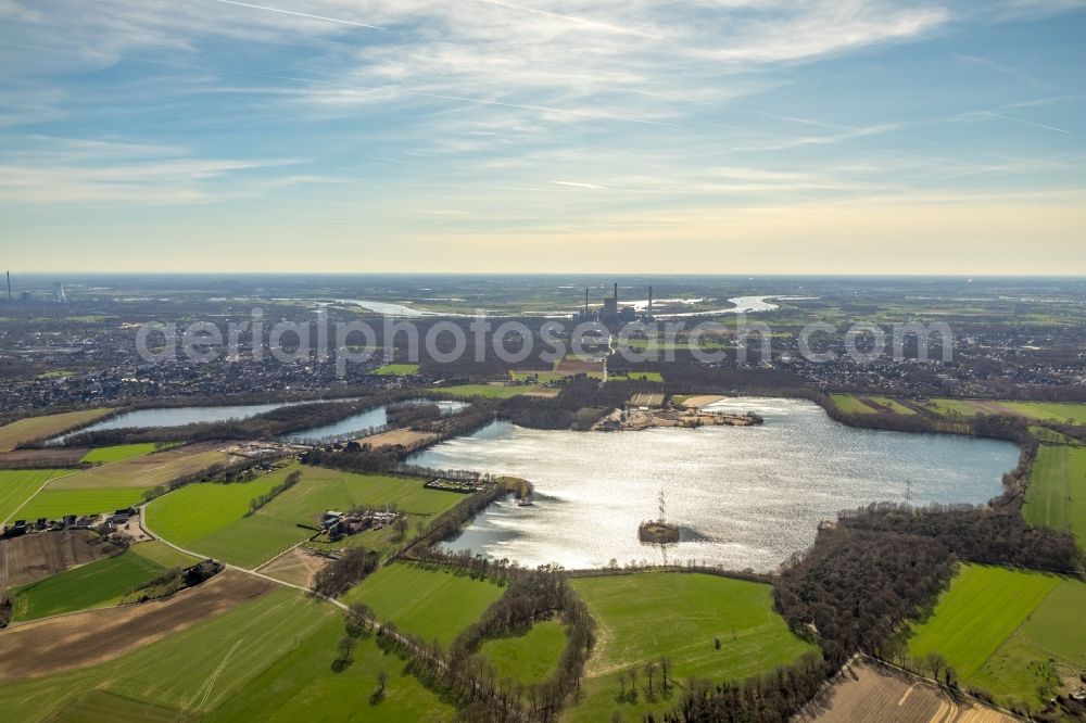 Aerial image Hünxe - Riparian areas on the lake area of Tenderingssee in Huenxe in the state North Rhine-Westphalia, Germany