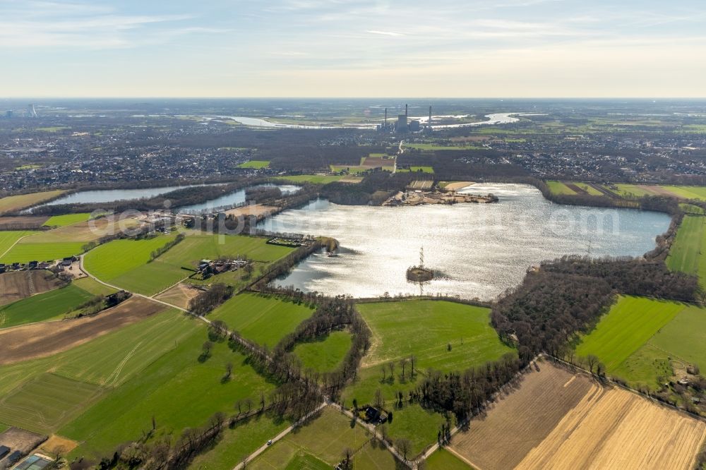 Aerial photograph Hünxe - Riparian areas on the lake area of Tenderingssee in Huenxe in the state North Rhine-Westphalia, Germany