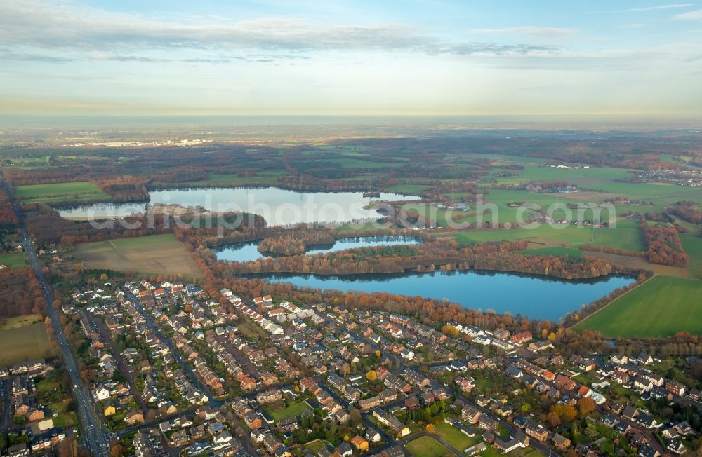 Dinslaken from above - Riparian areas on the lake area of Tenderingssee in the district Ruhr Metropolitan Area in Dinslaken in the state North Rhine-Westphalia