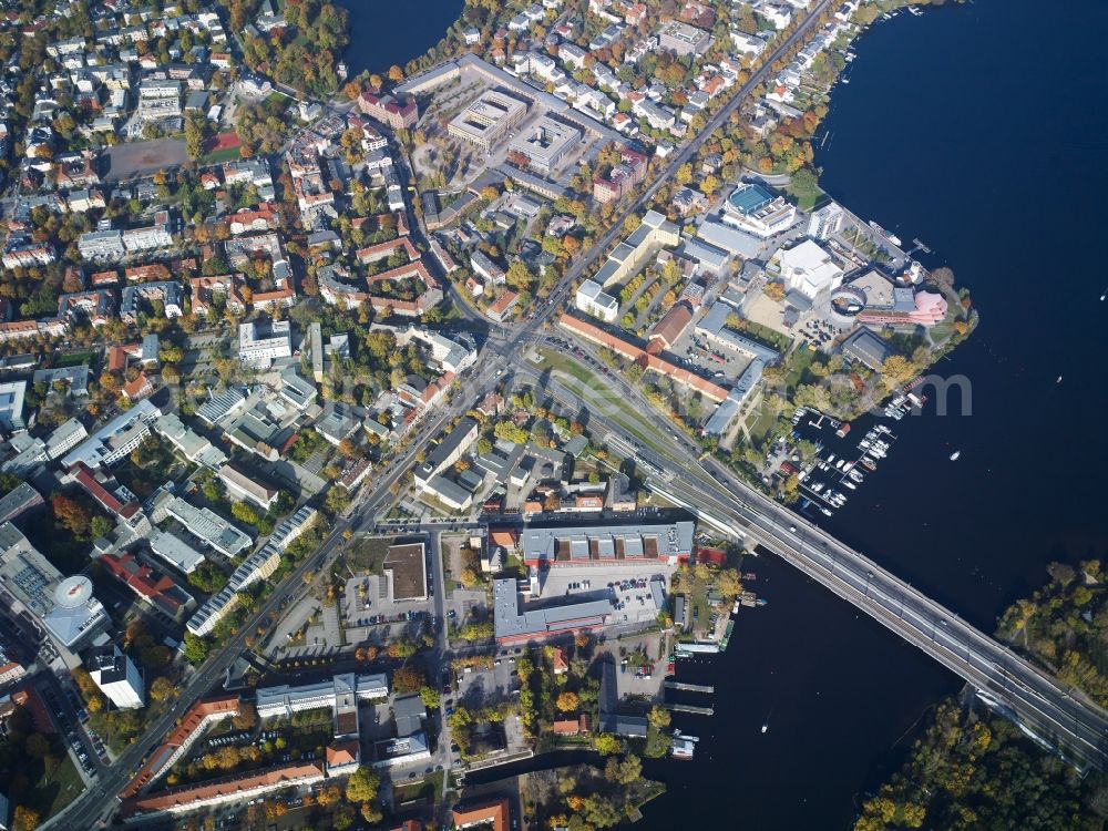 Aerial photograph Potsdam - Riparian areas on the lake area of the Tiefer See in the Aera of the Humboldtbruecke in Potsdam in the state Brandenburg