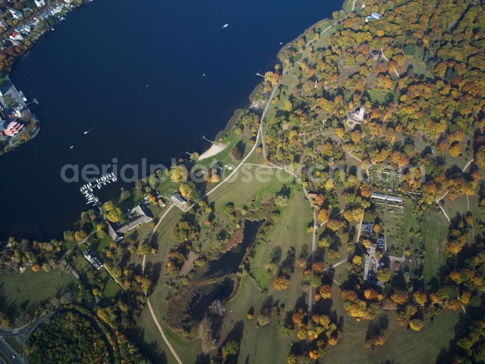 Potsdam from the bird's eye view: Riparian areas on the lake area of the Tiefer See in Potsdam in the state Brandenburg