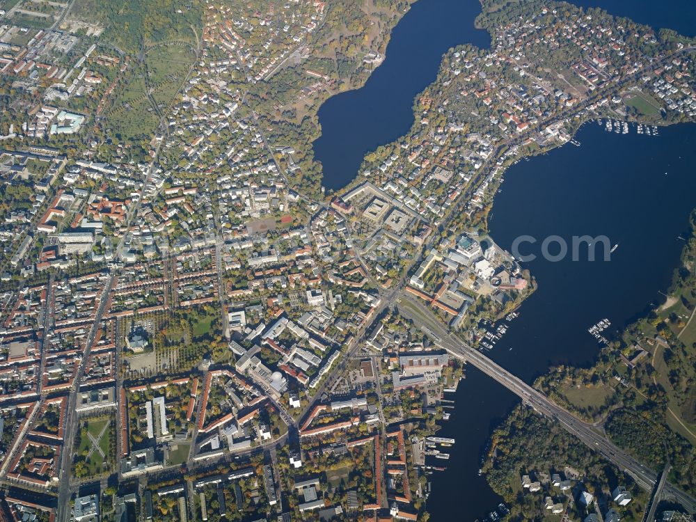 Aerial photograph Potsdam - Riparian areas on the lake area of Tiefer See in Potsdam in the state Brandenburg. Also shown the Northern inner-city with the Hollaendisches Viertel and the Humboldtbruecke