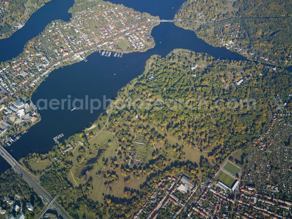 Potsdam from the bird's eye view: Riparian areas on the lake area of Tiefer See in Potsdam in the state Brandenburg. Also shown the Northern inner-city with the Hollaendisches Viertel and the Humboldtbruecke