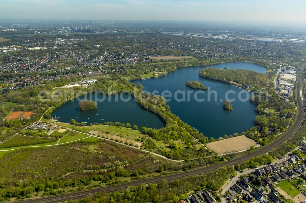 Aerial image Duisburg - Riparian areas on the lake area of Toeppersee in Duisburg in the state North Rhine-Westphalia