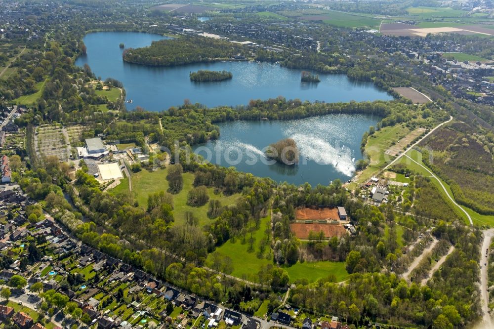 Duisburg from above - Riparian areas on the lake area of Toeppersee in Duisburg in the state North Rhine-Westphalia