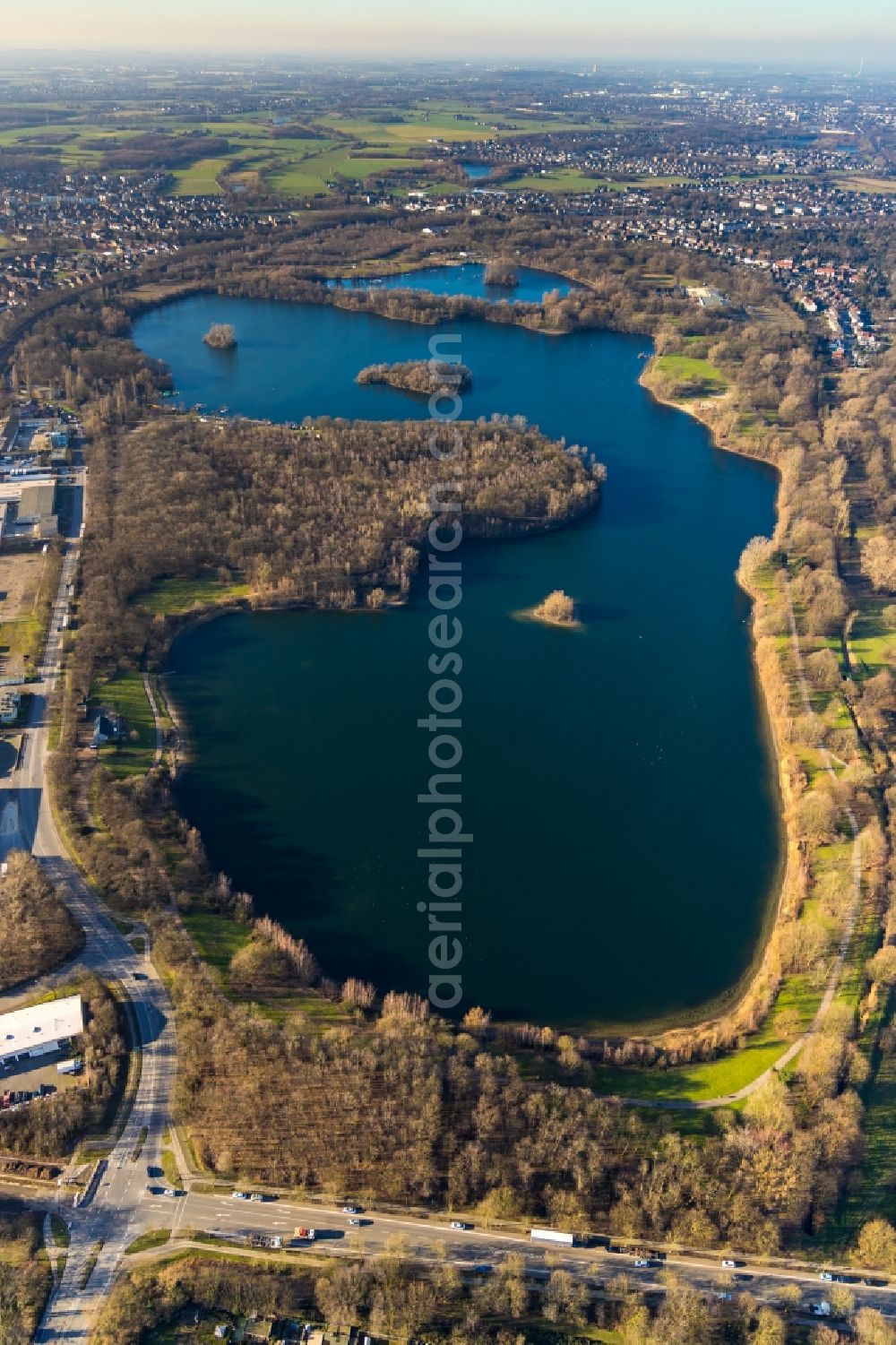 Duisburg from above - Riparian areas on the lake area of Toeppersee in the district Rumeln - Kaldenhausen in Duisburg in the state North Rhine-Westphalia, Germany