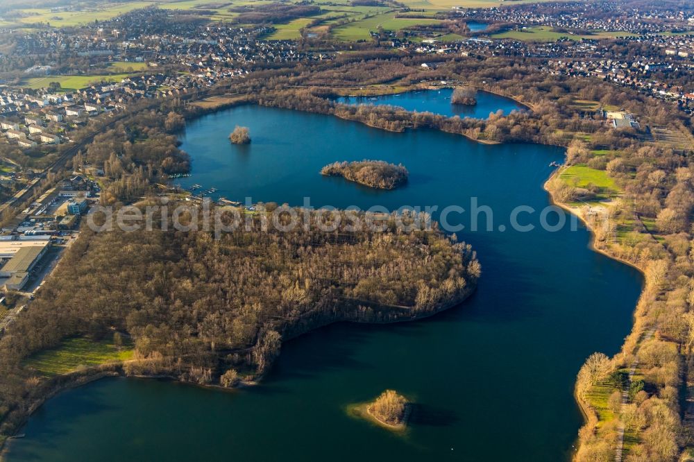 Duisburg from the bird's eye view: Riparian areas on the lake area of Toeppersee in the district Rumeln - Kaldenhausen in Duisburg in the state North Rhine-Westphalia, Germany