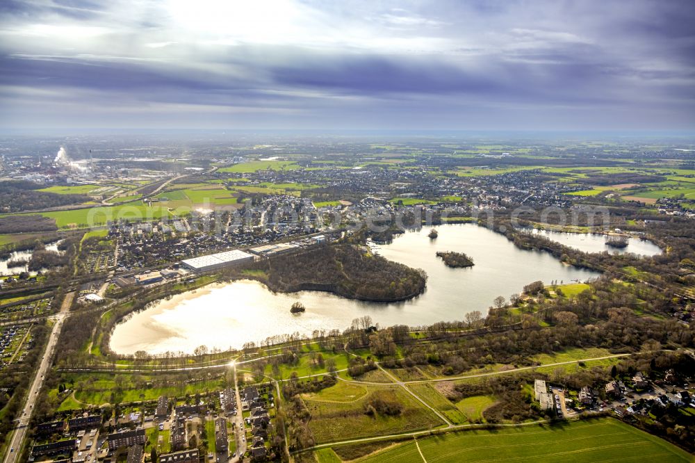 Duisburg from above - Riparian areas on the lake area of Toeppersee in the district Rumeln - Kaldenhausen in Duisburg in the state North Rhine-Westphalia, Germany