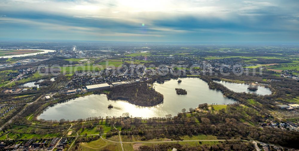 Duisburg from the bird's eye view: Riparian areas on the lake area of Toeppersee in the district Rumeln - Kaldenhausen in Duisburg in the state North Rhine-Westphalia, Germany