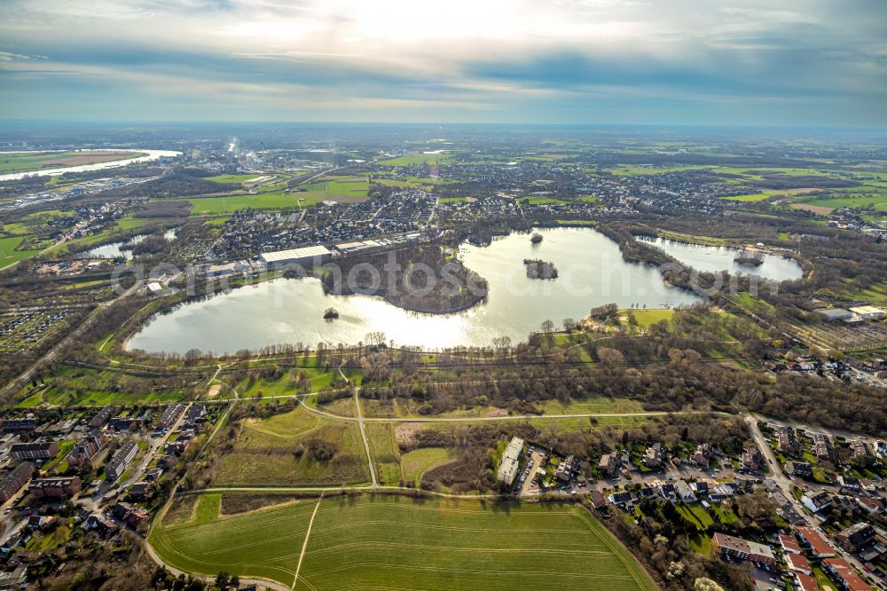 Aerial image Duisburg - Riparian areas on the lake area of Toeppersee in the district Rumeln - Kaldenhausen in Duisburg in the state North Rhine-Westphalia, Germany