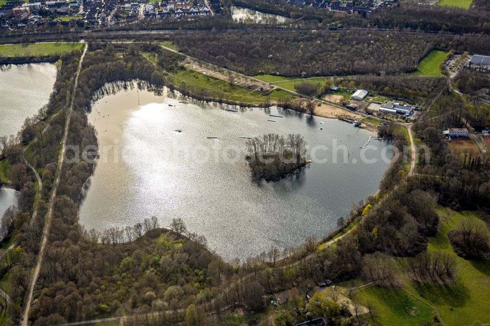 Aerial photograph Duisburg - Riparian areas on the lake area of Toeppersee in the district Rumeln - Kaldenhausen in Duisburg in the state North Rhine-Westphalia, Germany