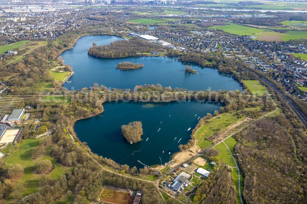 Aerial image Duisburg - Riparian areas on the lake area of Toeppersee in the district Rumeln - Kaldenhausen in Duisburg in the state North Rhine-Westphalia, Germany