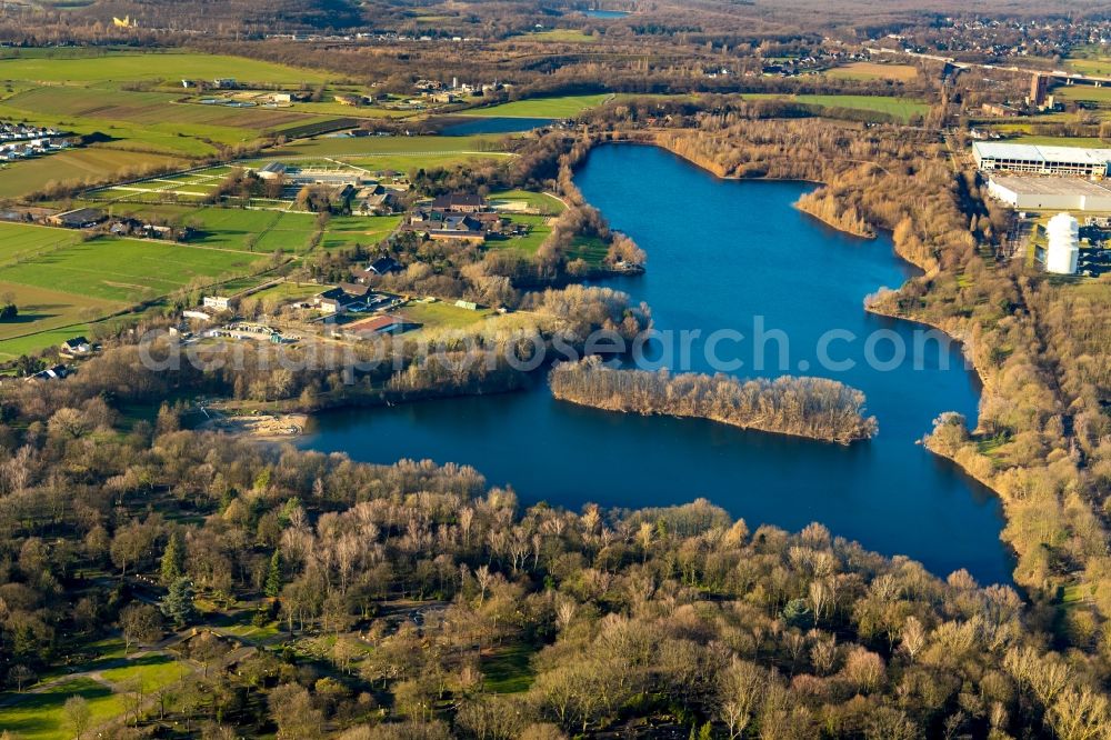 Duisburg from above - Riparian areas on the lake area of Uettelsheimer See in Duisburg in the state North Rhine-Westphalia, Germany