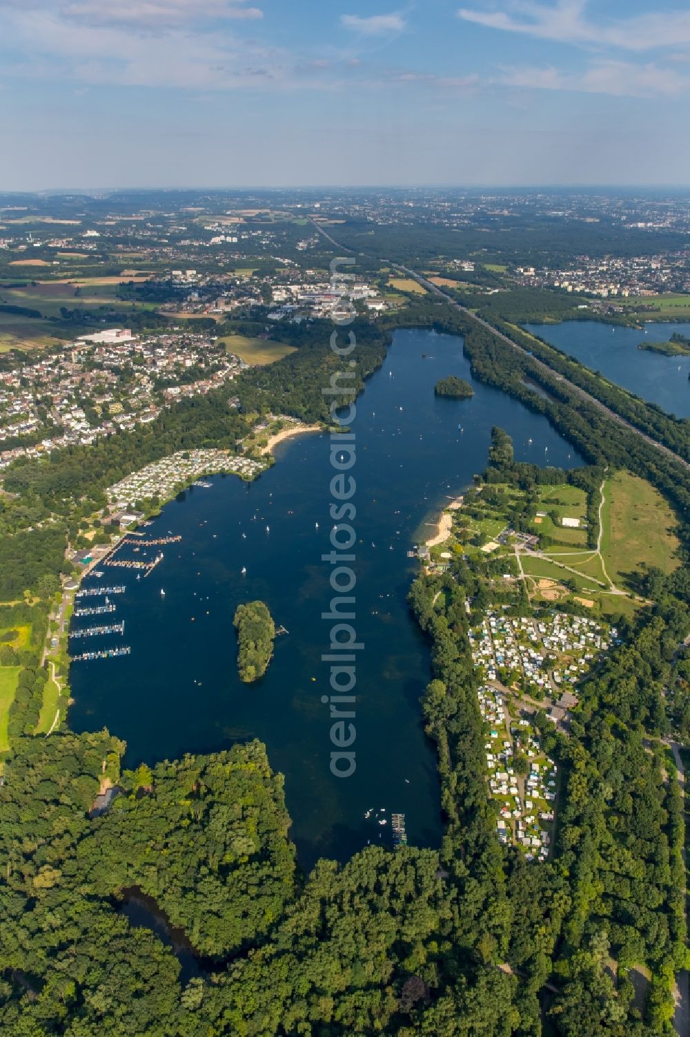 Düsseldorf from above - Riparian areas on the lake area of Unterbacher See in Duesseldorf in the state North Rhine-Westphalia