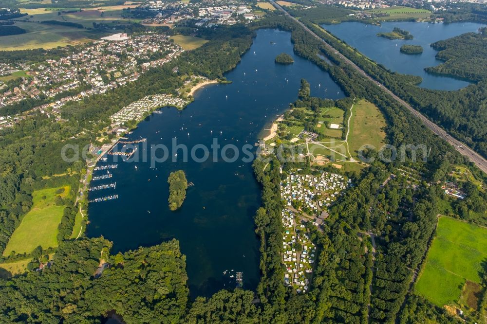 Düsseldorf from the bird's eye view: Riparian areas on the lake area of Unterbacher See in Duesseldorf in the state North Rhine-Westphalia