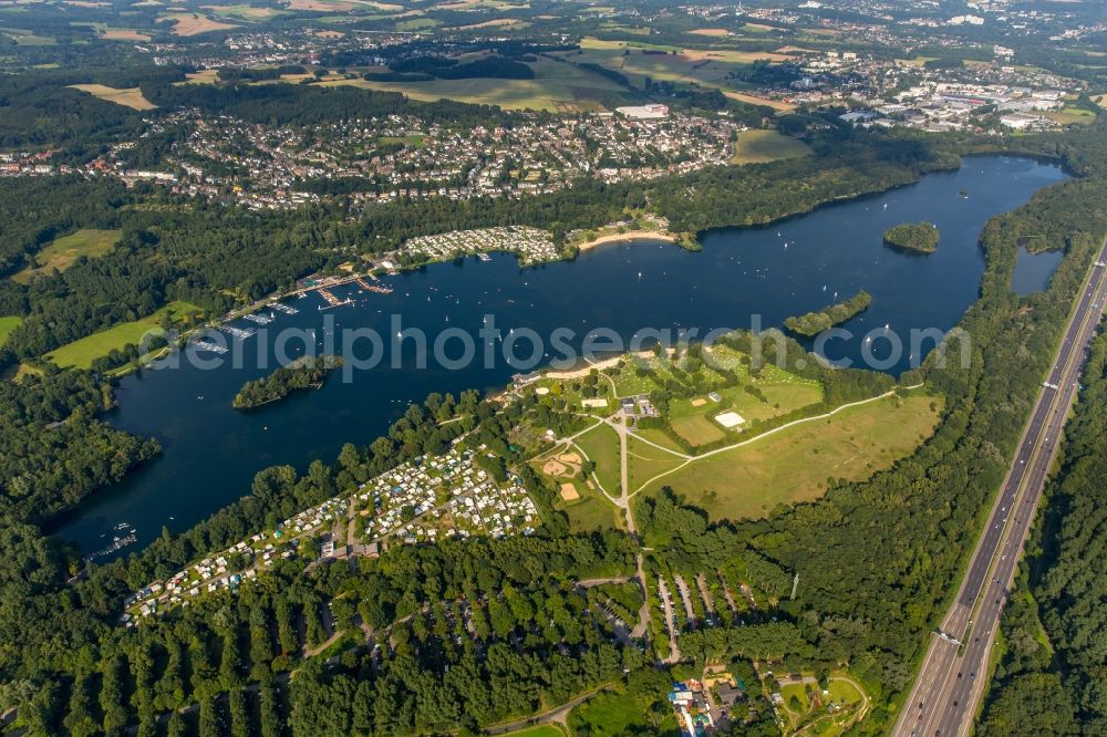 Düsseldorf from above - Riparian areas on the lake area of Unterbacher See in Duesseldorf in the state North Rhine-Westphalia