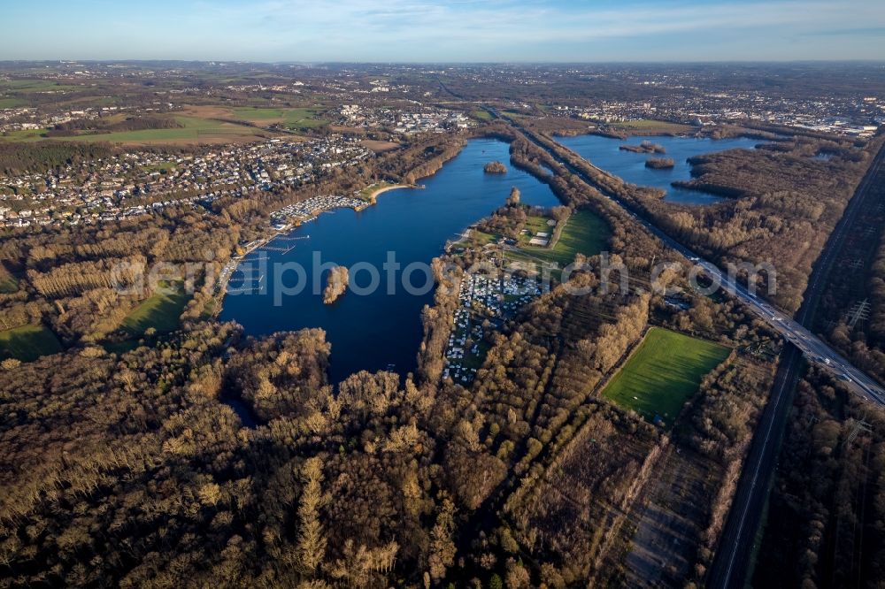 Aerial image Düsseldorf - Riparian areas on the lake area of Unterbacher See - Elbsee in the district Unterbach in Duesseldorf in the state North Rhine-Westphalia, Germany