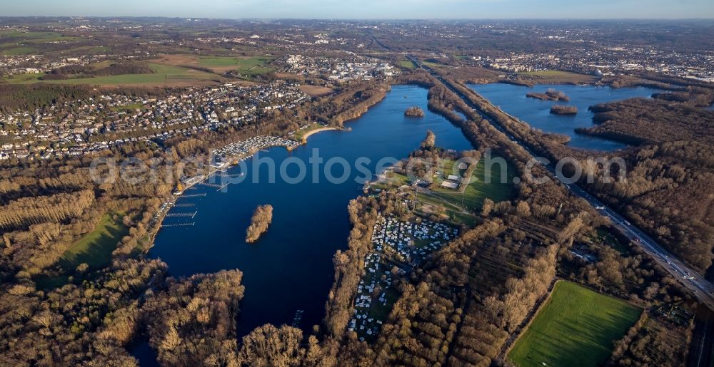 Aerial photograph Düsseldorf - Riparian areas on the lake area of Unterbacher See - Elbsee in the district Unterbach in Duesseldorf in the state North Rhine-Westphalia, Germany