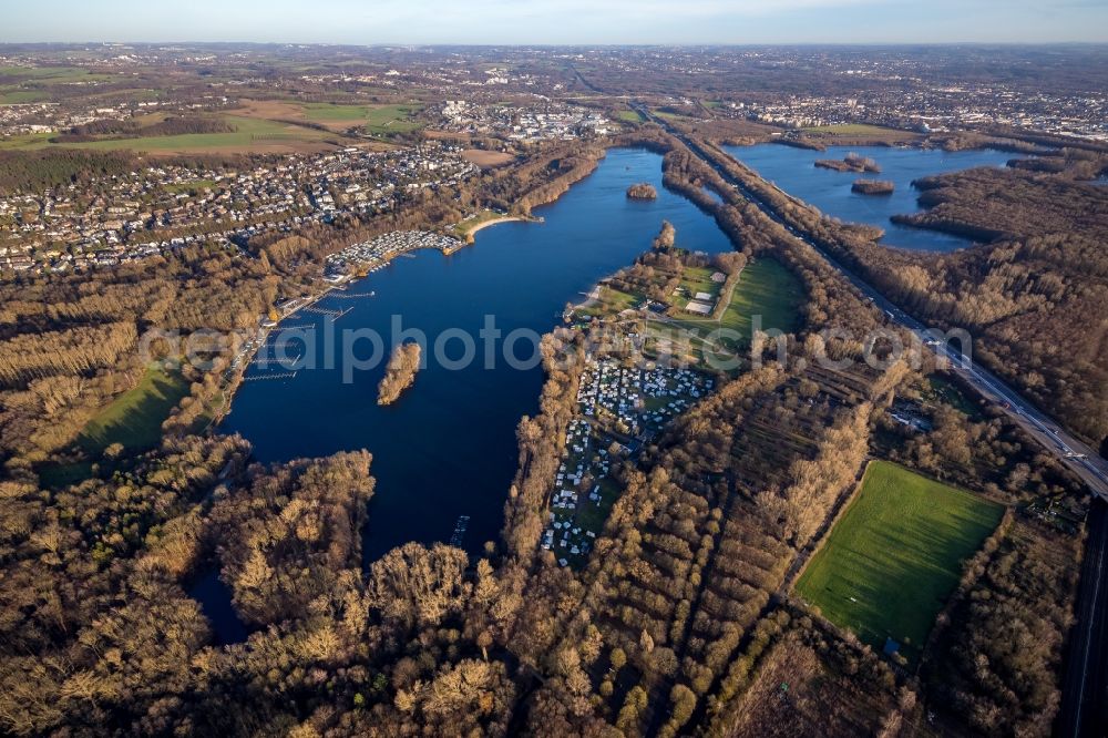 Düsseldorf from above - Riparian areas on the lake area of Unterbacher See - Elbsee in the district Unterbach in Duesseldorf in the state North Rhine-Westphalia, Germany