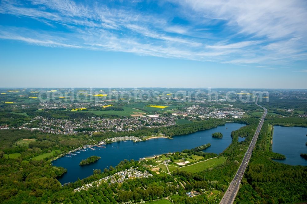 Düsseldorf from the bird's eye view: Riparian areas on the lake area of Unterbachersee in Duesseldorf in the state North Rhine-Westphalia