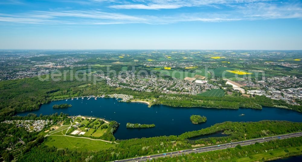 Düsseldorf from above - Riparian areas on the lake area of Unterbachersee in Duesseldorf in the state North Rhine-Westphalia