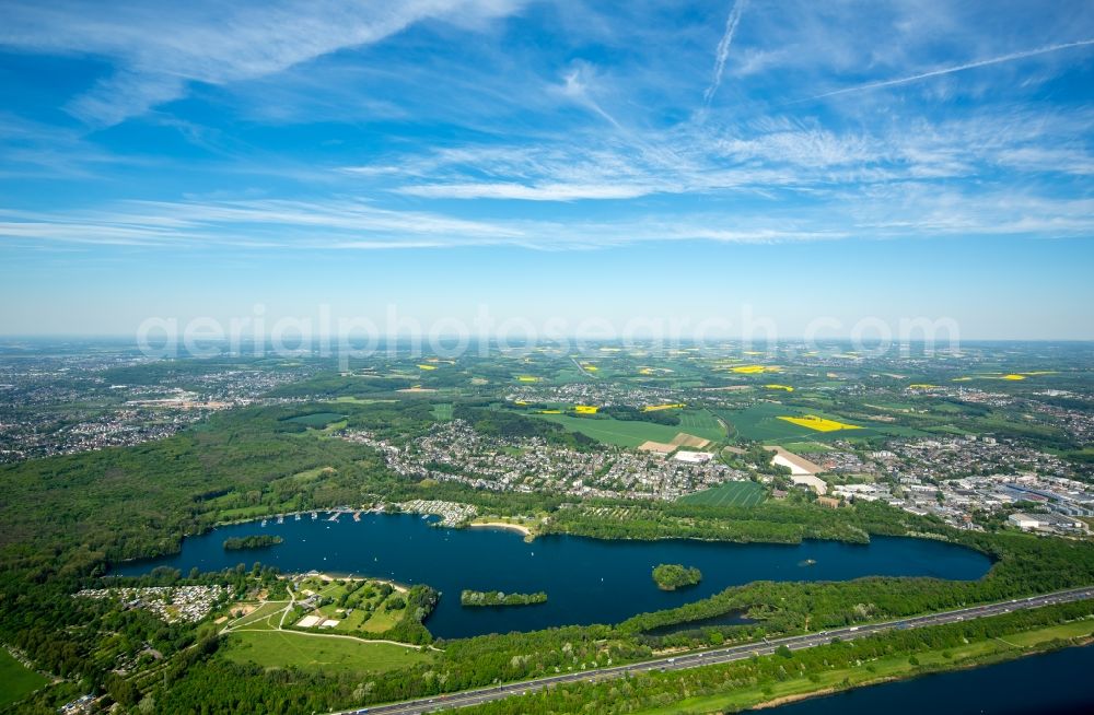 Düsseldorf from the bird's eye view: Riparian areas on the lake area of Unterbachersee in Duesseldorf in the state North Rhine-Westphalia