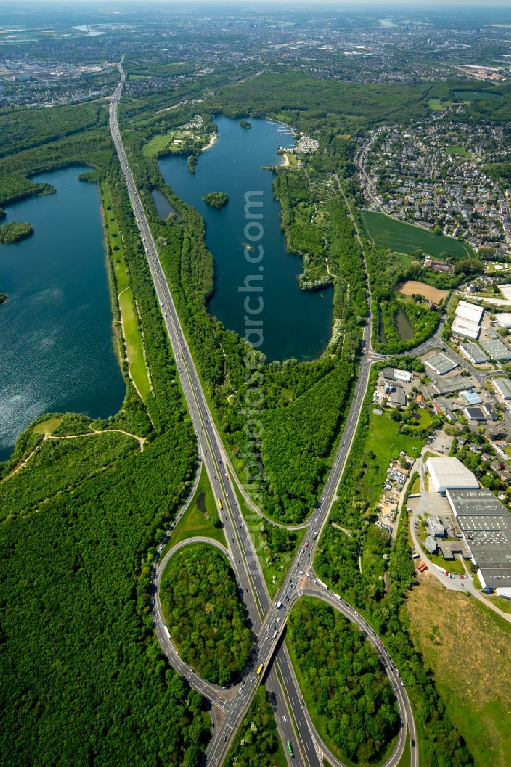 Düsseldorf from above - Riparian areas on the lake area of Unterbachersee in Duesseldorf in the state North Rhine-Westphalia