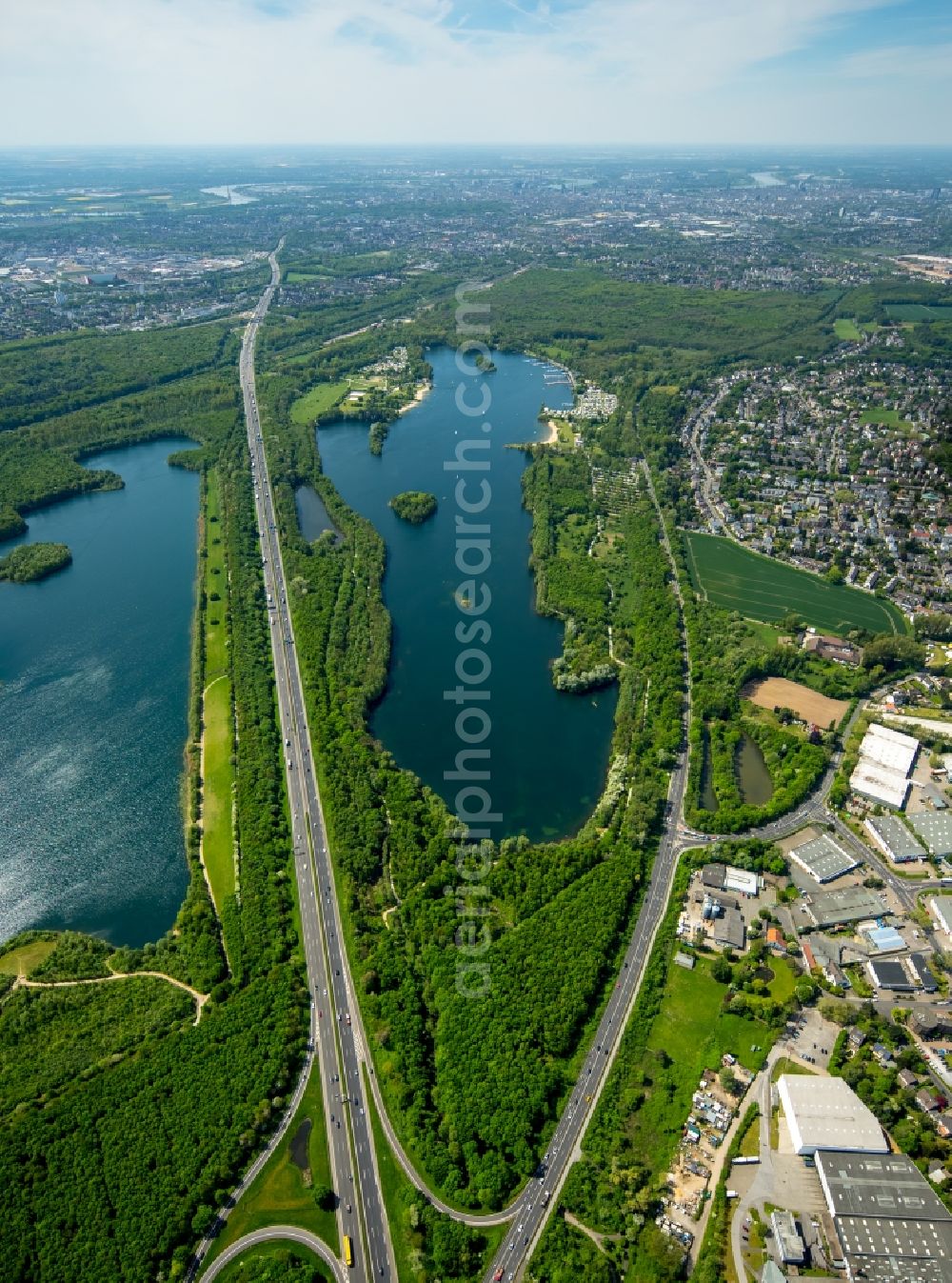 Düsseldorf from the bird's eye view: Riparian areas on the lake area of Unterbachersee in Duesseldorf in the state North Rhine-Westphalia