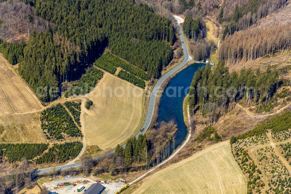 Aerial photograph Heringhausen - Riparian areas on the lake area of Valmesee in Heringhausen at Sauerland in the state North Rhine-Westphalia, Germany