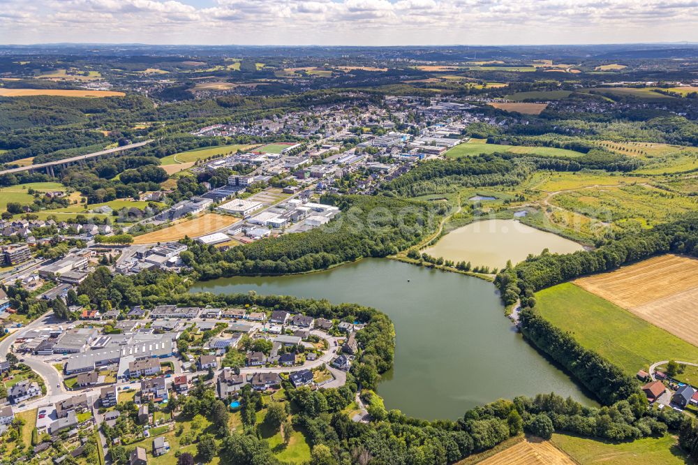 Aerial image Velbert - Riparian areas on the lake area of in Velbert in the state North Rhine-Westphalia, Germany