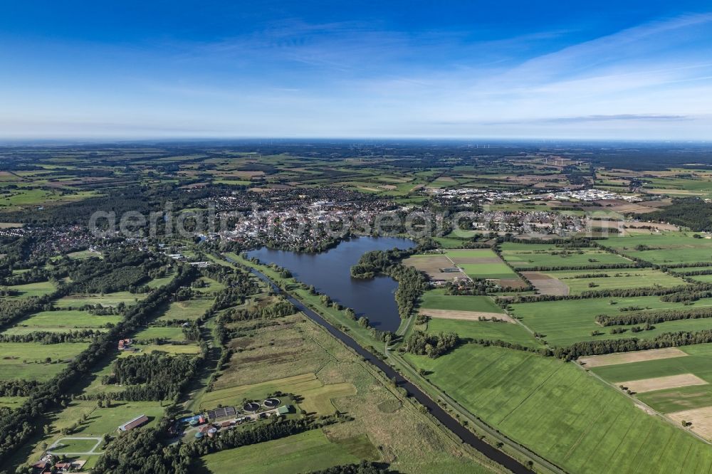 Bremervörde from the bird's eye view: Riparian areas on the lake area of Voerder See on Oste in Bremervoerde in the state Lower Saxony, Germany