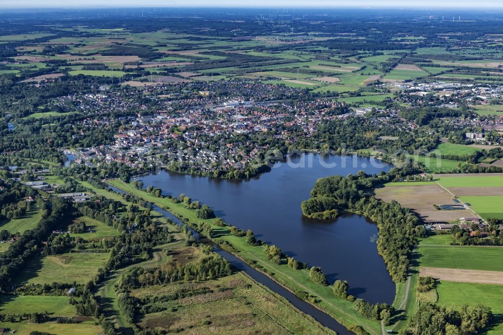 Aerial image Bremervörde - Riparian areas on the lake area of Voerder See on Oste in Bremervoerde in the state Lower Saxony, Germany