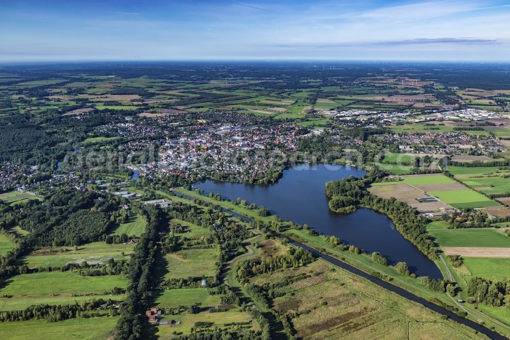 Aerial photograph Bremervörde - Riparian areas on the lake area of Voerder See on Oste in Bremervoerde in the state Lower Saxony, Germany