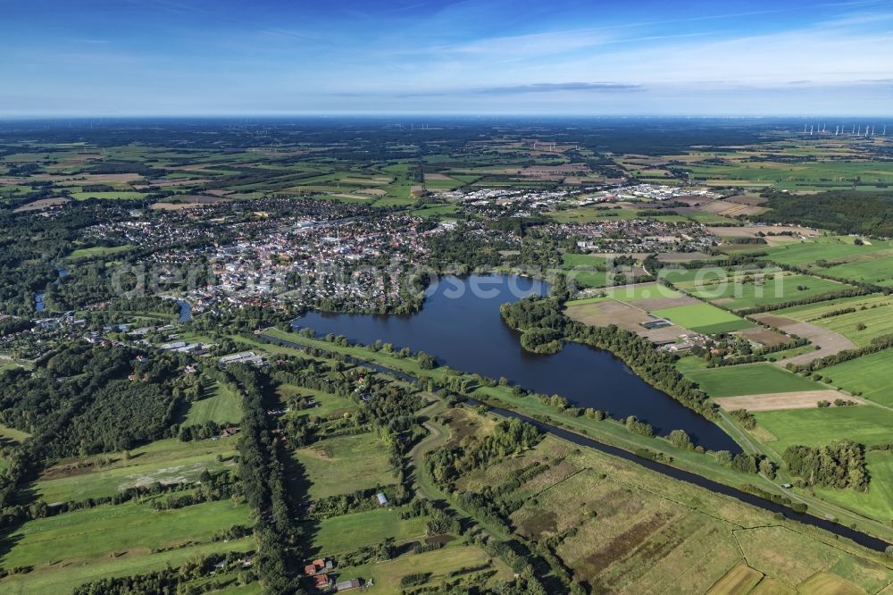 Bremervörde from the bird's eye view: Riparian areas on the lake area of Voerder See on Oste in Bremervoerde in the state Lower Saxony, Germany