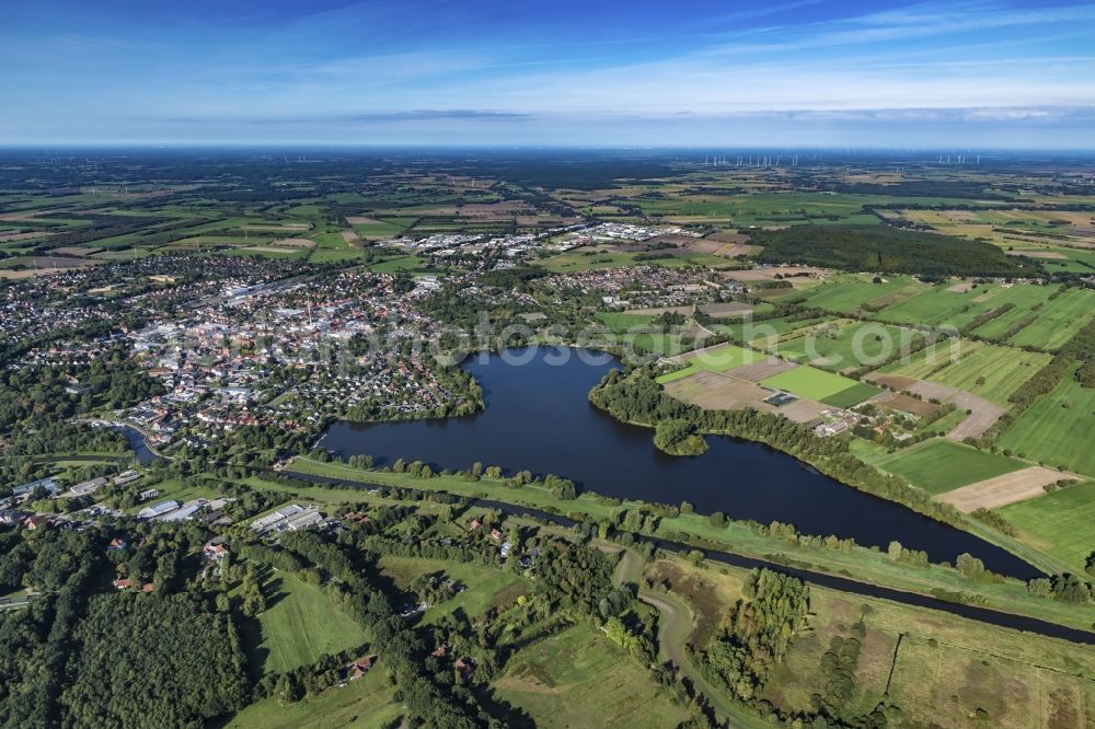 Aerial image Bremervörde - Riparian areas on the lake area of Voerder See on Oste in Bremervoerde in the state Lower Saxony, Germany